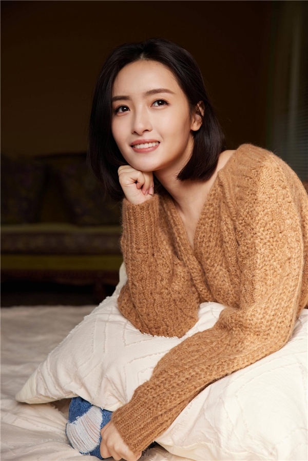 孙嘉琪《沉默的证明》热播 曝温馨家居写真温婉俏皮