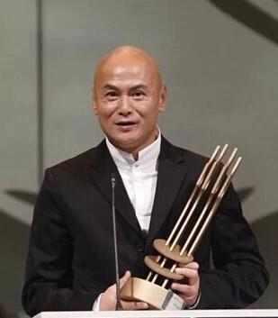 曾是武打明星,因出演《唐伯虎点秋香》走红,晚年重病被夺家产生活凄惨