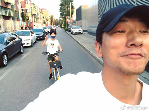 张亮晒照为天天庆生 天天比出剪刀手阳光帅气