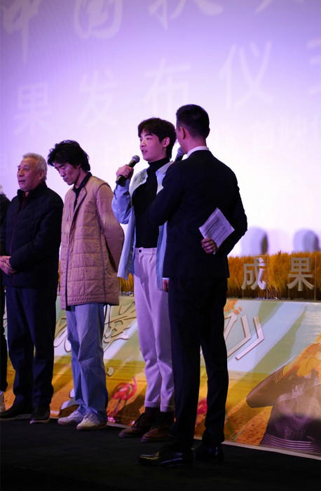 陈若尧电影《草原上的萨日朗》首映 董浩爸爸现身点赞
