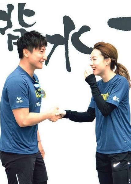 方力申主动握手 旧爱邓丽欣吓得傻笑