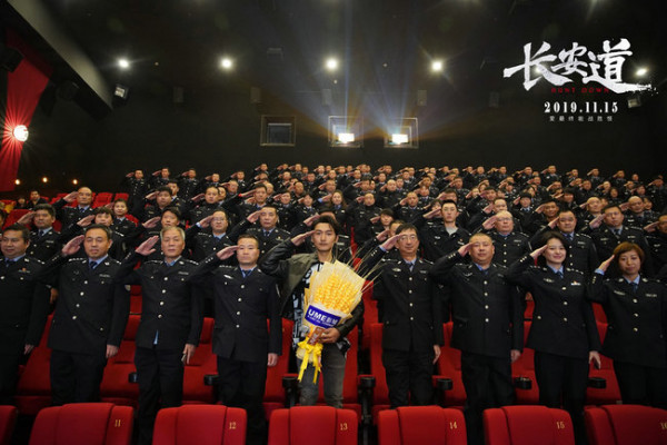宋洋《长安道》拒绝三个亿演绎“迷茫青年” 三百民警盛赞:近几年最精彩电影!