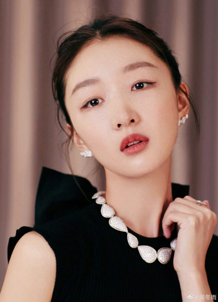 周冬雨穿小黑裙显玲珑身材 托腮浅笑气质迷人