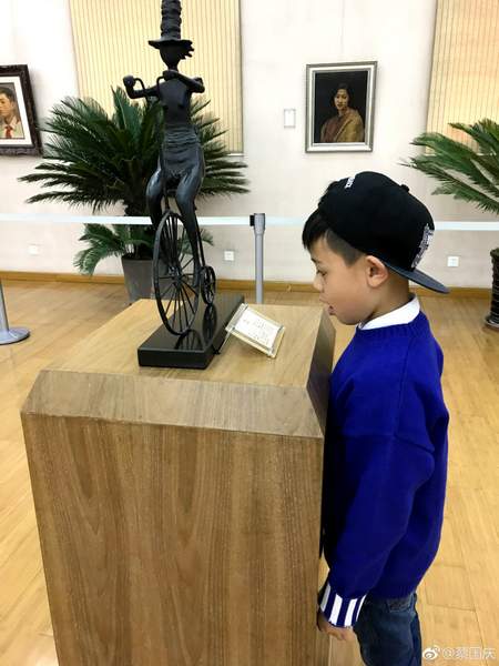 蔡国庆父子看展览 庆庆变身摄影师拍照有模有样