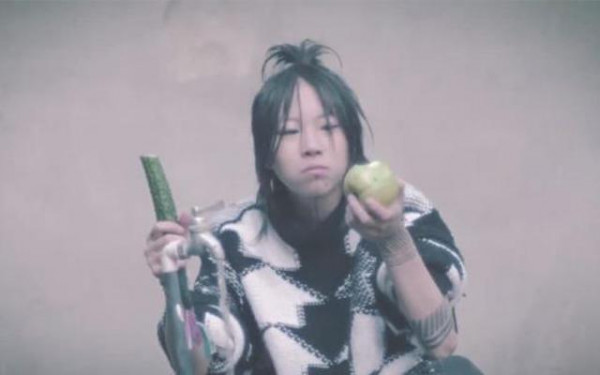 满满天后的影子!窦靖童右手黄瓜左手苹果大口吃