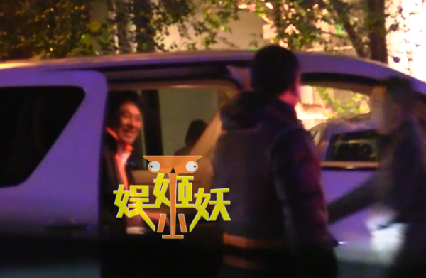朱时茂与年轻女郎车内热聊 摸头牵手疑拥吻