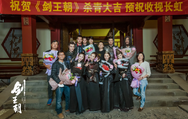 李一桐《剑王朝》杀青 首挑“冰山美人”