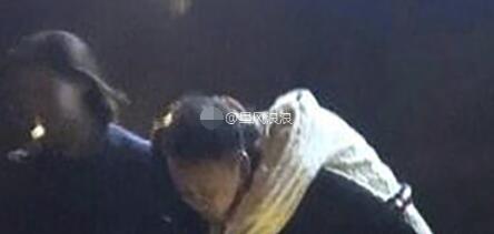 网友偶遇胡静会友喝醉到不省人事 被背出餐厅