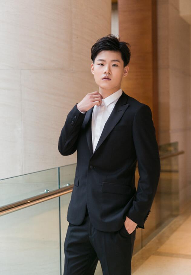 赵健雷西装亮相上影节 作品加持展锋芒