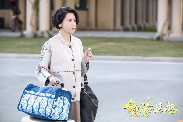 《陪读妈妈》点燃暑期档 梅婷侦探上身智斗“熊儿子”