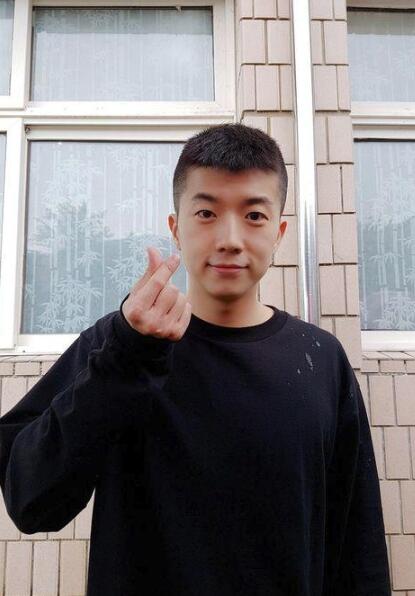 2PM张佑荣低调入伍短发照公开 穿黑衣微笑比心