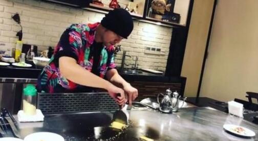 与好友柯有伦相聚 周杰伦变身“大厨”亲自做美食