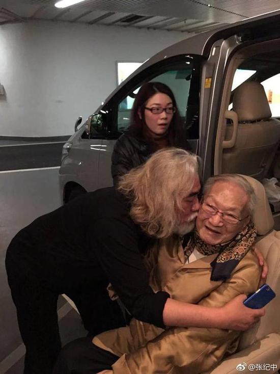 张纪中出席金庸葬礼：拍了他这么多戏 我非常难过
