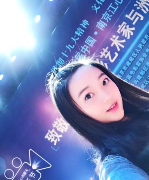 19岁林妙可近照曝光 却被她颜值抢镜？