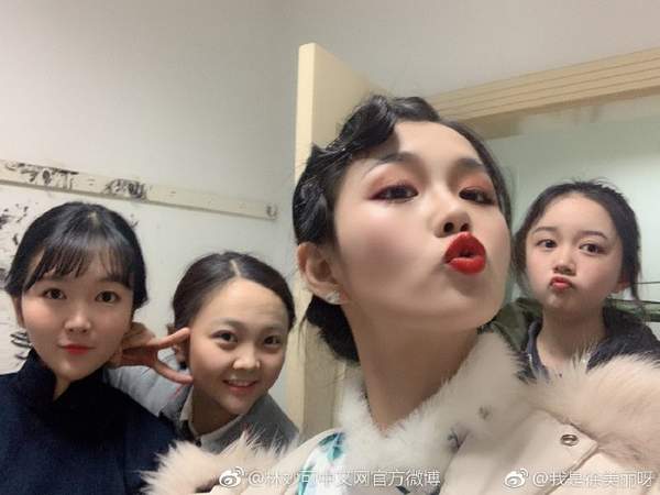 林妙可与同学汇报演出 妆容清淡被同学抢镜