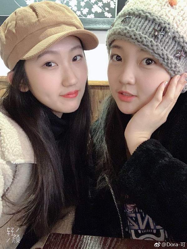 林妙可为好友庆生对镜甜笑露婴儿肥俏皮可爱