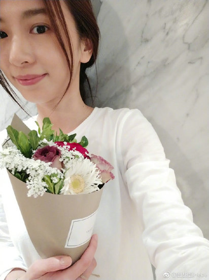 田馥甄晒与鲜花合影 皮肤白皙笑容甜美