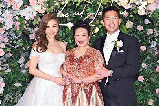 赠媳妇6金猪+龙凤手镯 薛家燕荣升婆婆希望抱孙
