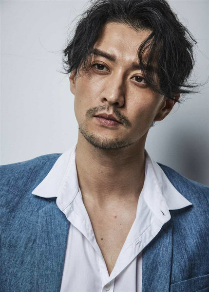 “新晋老公”高仁写真曝光 绅士风的胡须LOOK可帅可痞