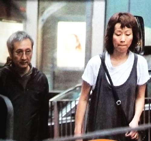 “许仙”叶童素颜与老公逛街 两颊凹陷瘦成纸片人