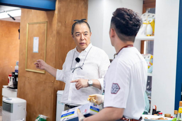 张铁林技能升级火力全开 全情投入受众人点赞