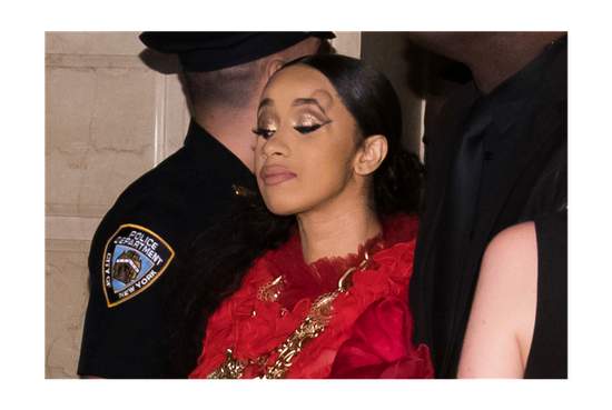 纽约时装周爆冲突!Cardi B与妮琪米娜脱鞋互殴