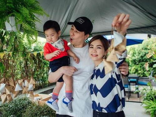 劲宝对元彬照片喊爸爸 Ella:我也希望他是你爸爸