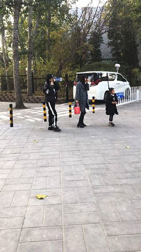 网友朝阳公园偶遇李小璐母女 甜馨包裹严实长高不少