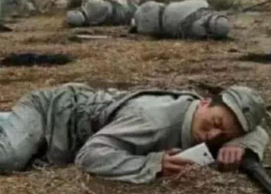 影视剧智商堪忧的穿帮镜头，群演偷懒玩手机，抽烟疗伤的小沈阳亮了