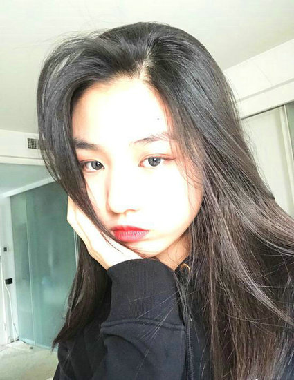 汪峰大女儿小苹果晒化妆后自拍 被赞美过章子怡