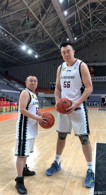 破次元壁！潘长江与韩德君合影 超萌身高差引爆笑