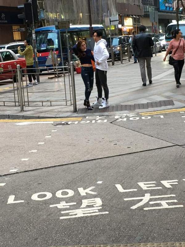吴卓羲与外籍女演员当街搂腰疑似有恋情