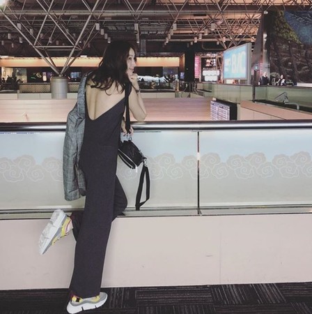 三孩子的妈！隋棠深V露背装 身材曼妙纤腰吸睛
