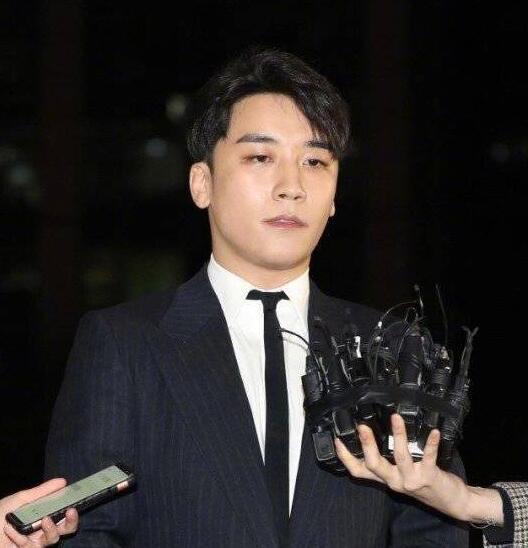 不知道他的身份 ？胜利与警察总长三次见面共进餐