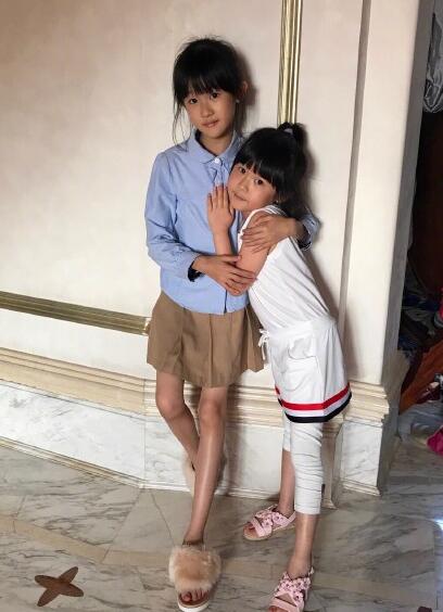 鲍蕾晒两女儿合影,贝儿大长腿超抢镜,网友:简直就是为T台而生!