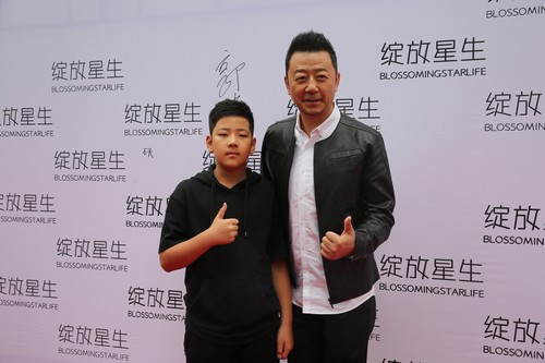 石头为老爸郭涛新店开业站台！荣升“小郭老板”