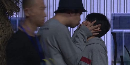 小沈阳与老婆沈春阳爆笑互动 亲吻拥抱拉手超甜蜜