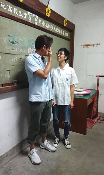 校园情侣！陈柏霖桂纶镁穿校服牵手合影好有爱