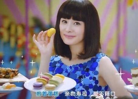 明星拍封面有多拼？周冬雨上树，杨颖剪寸头，魏大勋上冰箱