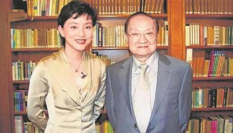 杨澜回忆采访金庸趣事：他抢走我的采访提纲
