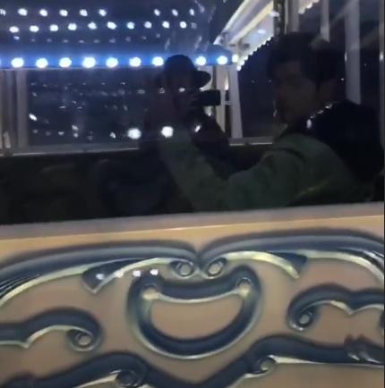 昆凌周杰伦夜晚同乘摩天轮 周董任娇妻指挥比V拍照