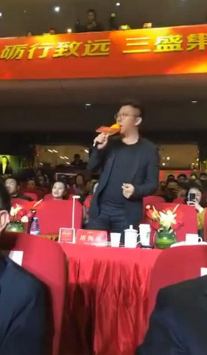 心疼！胡海泉现身某公司年会独唱《奔跑》