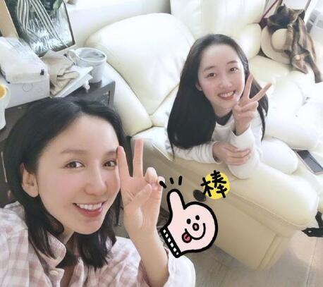娄艺潇素颜与蒋梦婕合影 约早饭局秀友情