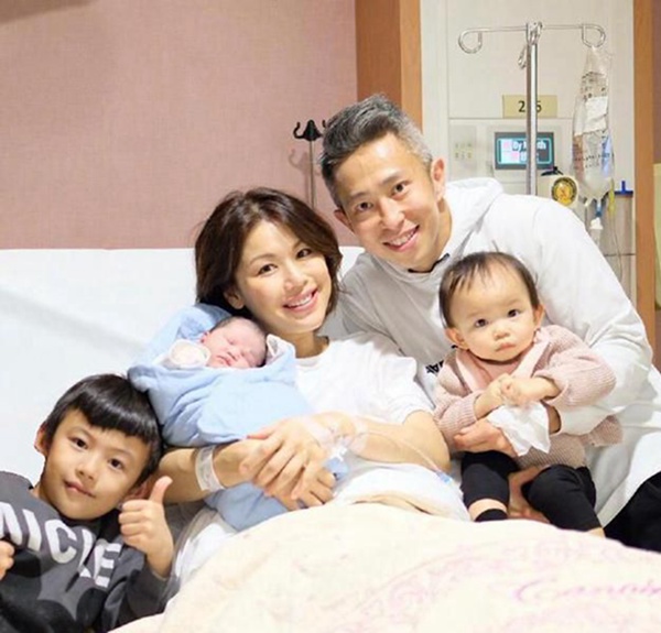 香港艺人何嘉莉三胎产女  小女儿侧颜乖巧可爱