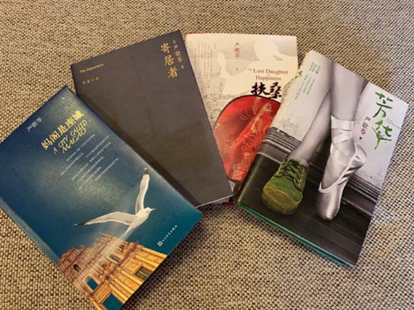 严歌苓探班章子怡并赠书 情谊满满十分用心