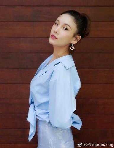 张蓝心穿泳装露美背性感满分 侧举双手秀健美身材