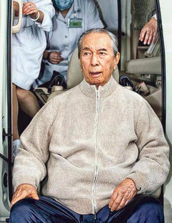 赌王何鸿燊97岁生日 三房陈婉珍送蛋糕