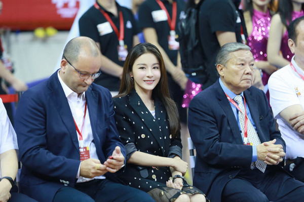 贡米穿西装裙亮相活动现场 知性端庄气质绽放