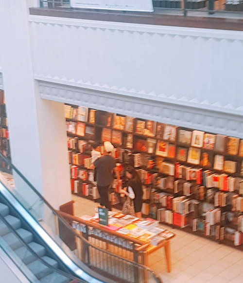全智贤一家游美国逛书店 两岁多大儿子首曝光