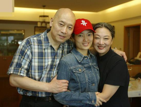岳华在妻女陪同下含笑离世 温哥华影视人协会悼念